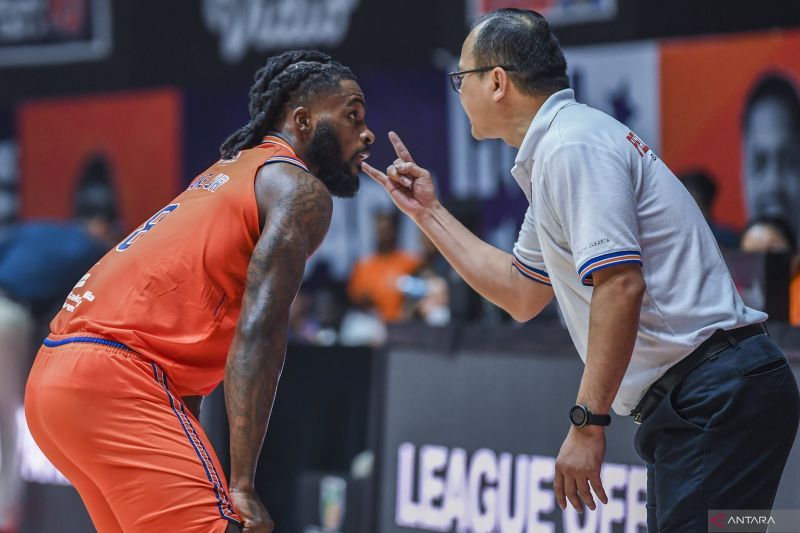 Pelatih Pelita Jaya Jakarta Johannis Winar (kanan) memberikan instruksi kepada pemainnya Jerome Anthony Beane JR (kiri) pada pertandingan kedua final IBL 2024 di Indoor Stadium Sport Centre, Kabupaten Tangerang, Banten, Sabtu (3/8/2024). ANTARA FOTO/Galih Pradipta/aww.