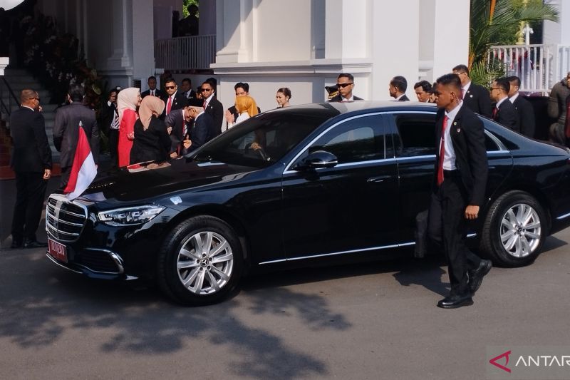 Suasana kedatangan Wapres Ma'ruf Amin di Istana Merdeka Jakarta, Sabtu (17/8/2024) untuk mengikuti upacara penurunan bendera merah putih. ANTARA/Benardy Ferdiansyah