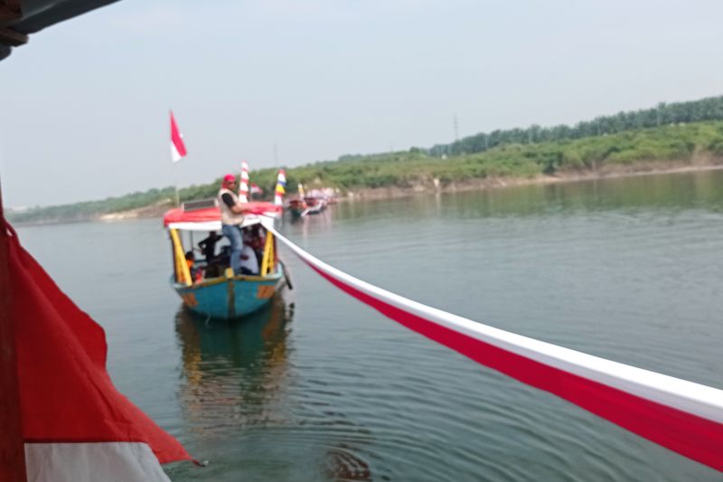 Karnaval Bendera Merah Putih 500 Meter di Bendungan Karian
