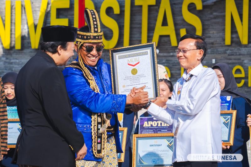 Rektor Unesa Prof. Nurhasan (tengah) saat menerima piagam MURI usai upacara peringatan HUT ke-79 Republik Indonesia, Sabtu (17/8/2024). (ANTARA/HO-Humas Unesa)