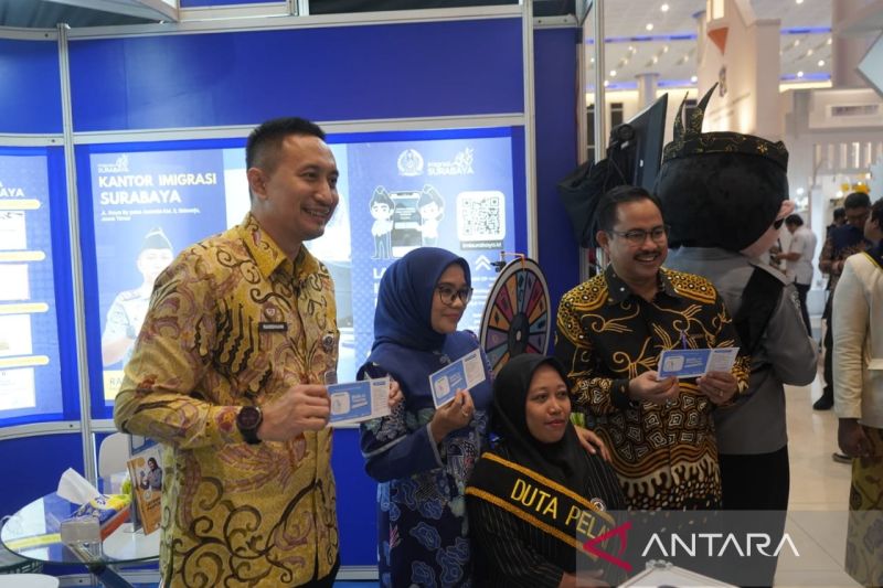 Kepala Kantor Imigrasi Kelas I Khusus TPI Surabaya Ramdhani (kiri) saat kegiatan pameran di Surabaya beberapa waktu lalu. ANTARA/HO-Imigrasi Surabaya