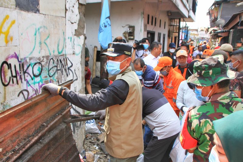 Kerja Bakti Pemkot Jaksel Bersihkan Puing Kebakaran, 683 Bangunan Terdampak