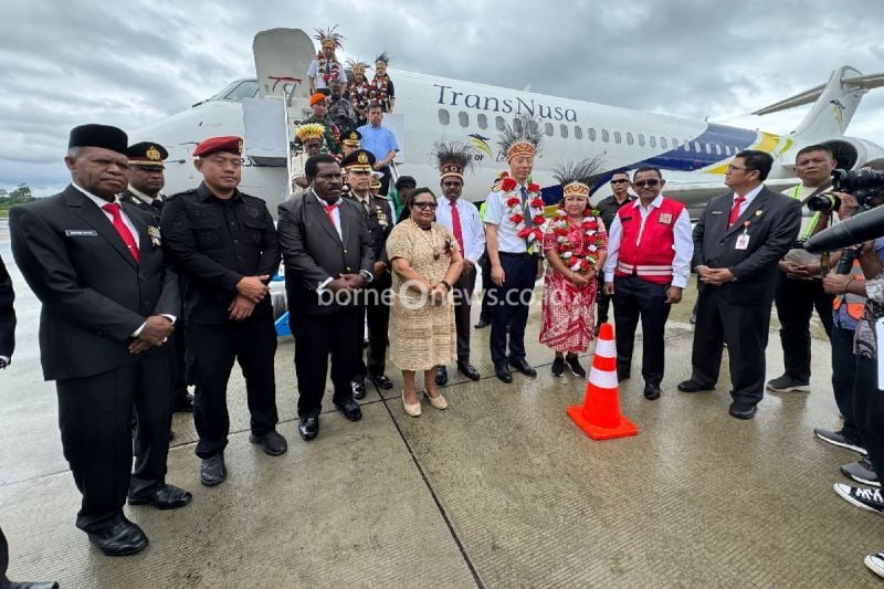 Penjabat Gubernur Papua Tengah Ribka Haluk saat berpose bersama dengan seluruh crew Trans Nusa di Bandara Douw Atarure Nabire, Kabupaten Nabire, Papua Tengah, Sabtu (17/8). (ANTARA/HO- Pemprov Papua Tengah)