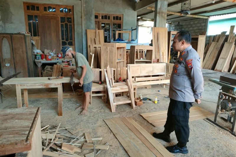 Anggota Polres Bantul Daerah Istimewa Yogyakarta saat mengedukasi tentang pentingnya APAR bagi tempat usaha. ANTARA/HO/Humas Polres Bantul