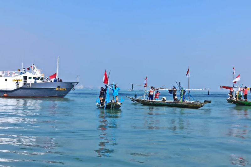 Pengibaran Bendera Merah Putih di Selat Madura HUT RI ke-79