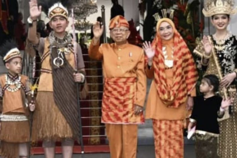 Wapres RI Ma'ruf Amin beserta istri mengenakan pakaian adat Melayu Pontianak, Telok Belanga dan Baju Kurung saat Upacara HUT ke-79 RI di Istana Merdeka. (ANTARA/Ho)