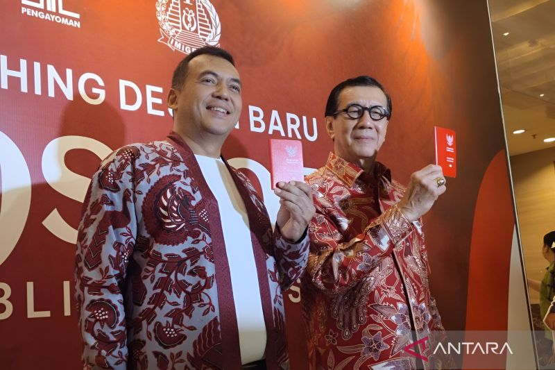 Dirjen Imigrasi Kemenkumham Silmy Karim (kiri) dan Menkumham Yasonna H. Laoly (kanan) menunjukkan desain baru paspor di acara "Peluncuran Desain Baru Paspor Republik Indonesia" di Jakarta, Sabtu (17/8/2024). ANTARA/Nadia Putri Rahmani