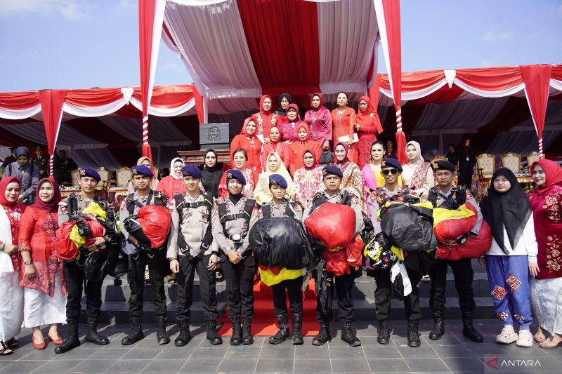 Atraksi Penerjun Payung di OKU Timur Kibarkan Lima Bendera
