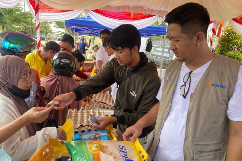 Kepala Perum Bulog Cabang Kota Batam Meirizal Sudyadi (kanan) saat meninjau langsung pelaksanaan program Siaga Merdeka. ANTARA/Jessica