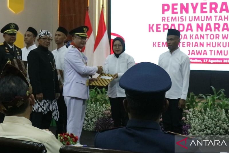 Pj Wali Kota Madiun Eddy Supriyanto bersama Kakanwil Kemenkumham Jatim, Heni Yuwono menyerahkan SK remisi Kemerdekaan RI di Lapas Madiun, Sabtu (17/8/2024). ANTARA/Louis Rika