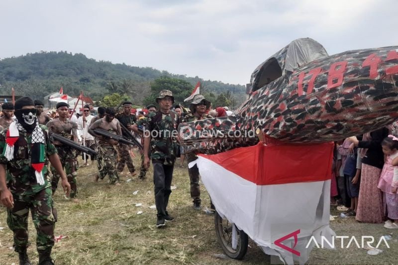 Hasil kreativitas warga RW 03, Kelurahan/Kecamatan Cibadak, Kabupaten Sukabumi, Jabar dengan membuat produk daur ulang dengan memanfaatkan barang bekas yang ditampilkan saat karnaval memeriahkan perayaan HUT ke-79 RI pada Sabtu (17/8/2024). ANTARA/Aditya Rohman
