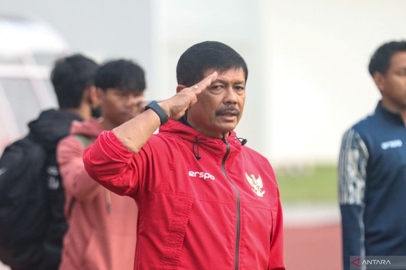 Pelatih Timnas Indonesia U-20 Indra Sjafri memimpin upacara bendera memperingati HUT Kemerdekaan ke-79 RI bersama para pemain sebelum menjalani sesi latihan (internal game) di Stadion Madya, Senayan, Jakarta, Sabtu (17/8/2024). (ANTARA/HO-Dok. Muhammad Alif Aziz Mardiansyah/Pri)