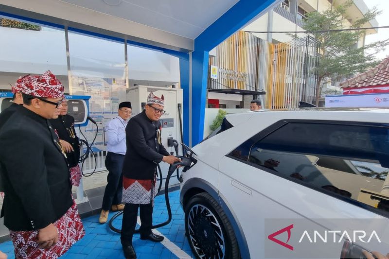 PLN Resmikan SPKLU Ultra Fast Charging Pertama di Surabaya