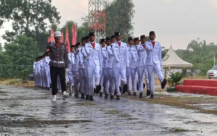 Upacara Penurunan Bendera HUT ke-79 RI di Kotim Dilaksanakan di Tengah Hujan Deras