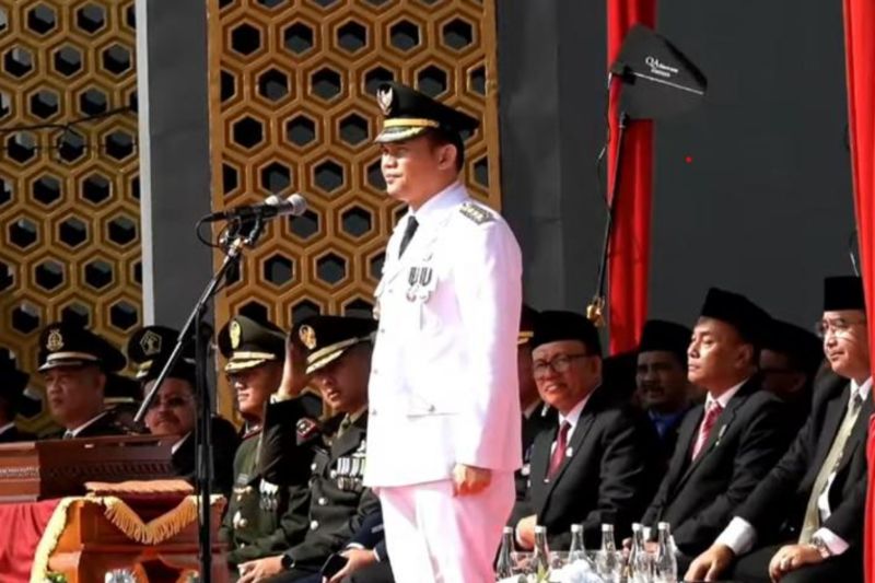 Penjabat Wali Kota Tasikmalaya Cheka Virgowansyah saat upacara memperingati Hari Ulang Tahun ke-79 Kemerdekaan Republik Indonesia di lapangan Dadaha, Kota Tasikmalaya, Jawa Barat, Sabtu (17/8/2024). (ANTARA/HO-Pemkot Tasikmalaya)