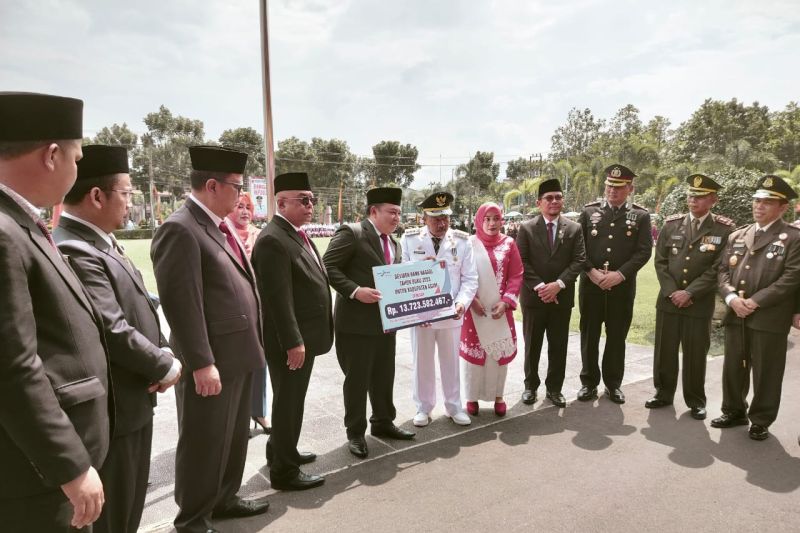 Bank Nagari Serahkan Dividen Rp13,72 Miliar ke Pemkab Agam