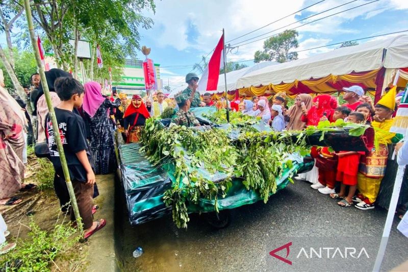 Pawai Karnaval Seribuan Siswa Rayakan HUT Ke-79 RI di Nagan Raya
