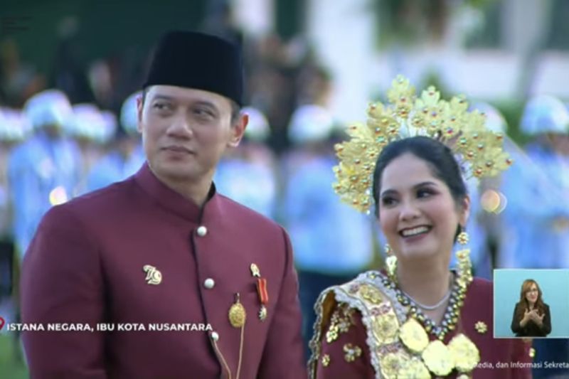Jokowi Berikan Sepeda kepada AHY dan Istri di HUT Ke-79 RI