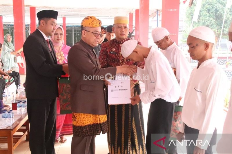 Wabup Sukabumi Iyos Somantri saat memberikan surat keputusan Menkumham RI terkait pemberian remisi langsung bebas HUT ke-79 RI kepada enam mantan narapidana yang sebelumnya sebagai warga binaan Lapas Kelas II B Warungkiara, Kabupaten Sukabumi, JabaR. ANTARA/Aditya Rohman