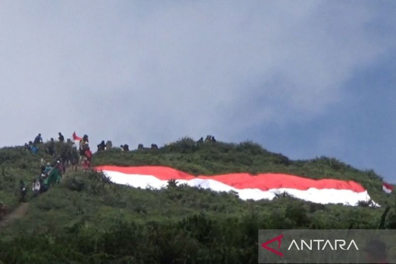 Seribuan Pendaki Gunung Kaba Mengibarkan Bendera Raksasa HUT RI ke-79