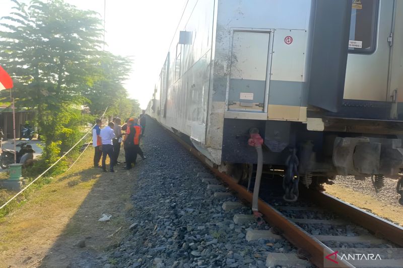 Perjalanan KA Argo Bromo Anggrek terhambat setelah menabrak mobil di perlintasan sebidang di Grobogan, Sabtu (17/8/2024). ANTARA/HO-KAI Daop Semarang