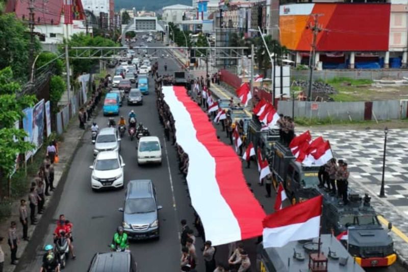 Polda Sulut Bentangkan Bendera Merah Putih Ukuran 79 Meter