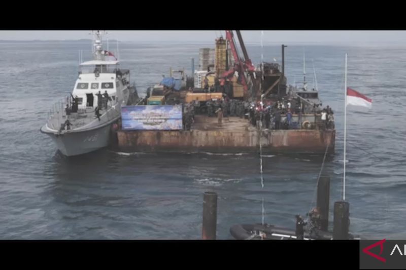 tangkapan layar-Kapal Lantamal IV Batam bersandar saat Upacara Pengibaran Bendera Merah Putih di Karang Singa, Kabupaten Bintan, Kepulaian Riau, yang merupakan perairan perbatasan Indonesia, Malaysia, dan Singapura, Sabtu (17/8/2024). (ANTARA/Laily Rahmawaty)