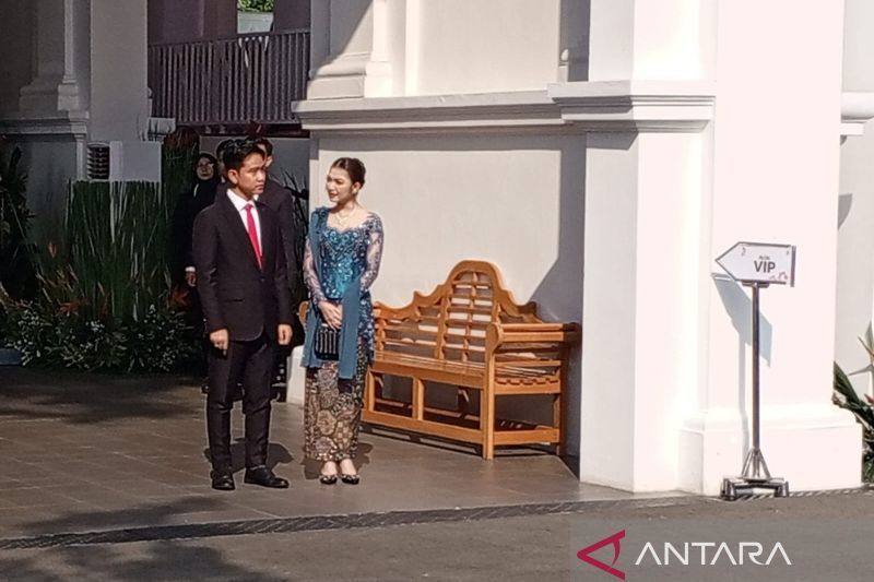 Wakil Presiden terpilih Gibran Rakabuming Raka dan istrinya, Selvi Ananda, saat menghadiri Upacara Penurunan Bendera Merah Putih di Istana Merdeka, Jakarta, Sabtu (17/8/2024). ANTARA/Benardy Ferdiansyah