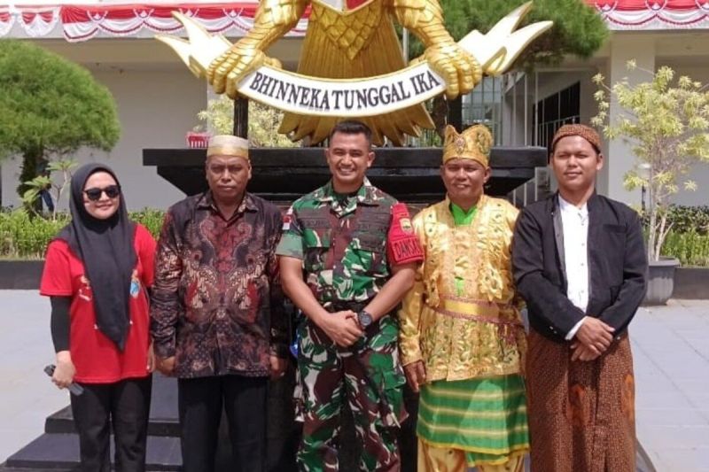 Koordinator Pedagang Perbatasan RI-PNG Laode Hadirin (dua dari kanan) bersama Tokoh Masyarakat Perbatasan Muhammad Latoe (dua dari kiri) berfoto bersama Dansatgas Pamtas Statis Letkol Inf Diki Apriyadi (tengah) usai pelaksanaan upacara HUT ke-79 Kemerdekaan RI, Sabtu (ANTARA/Yudhi Efendi)