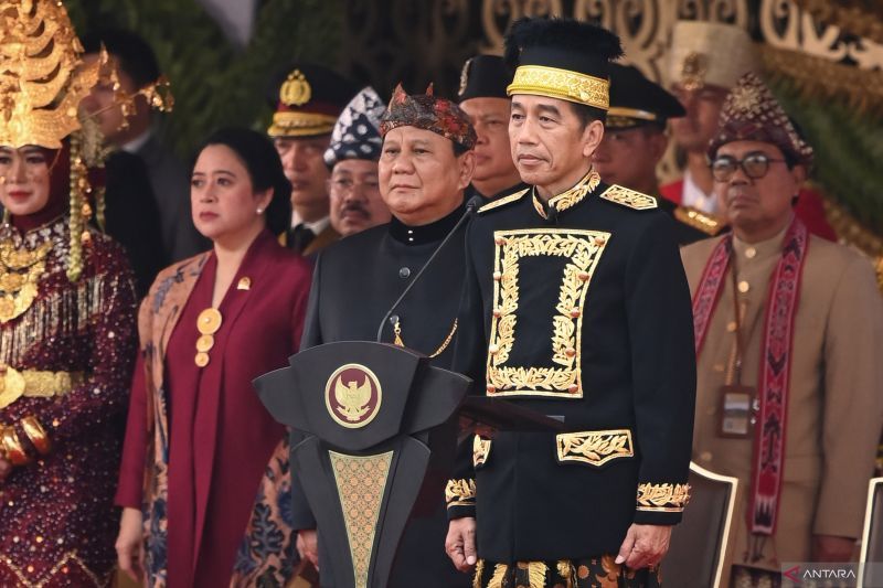 Presiden Joko Widodo (kedua kanan) didampingi Menhan Prabowo Subianto (ketiga kiri) dan Ketua DPR Puan Maharani (kedua kiri) mengikuti upacara Peringatan Detik-detik Proklamasi Kemerdekaan Republik Indonesia (RI) di lapangan upacara Istana Negara Ibu Kota Nusantara (IKN), Penajam Paser Utara, Kalimantan Timur, Sabtu (17/8/2024). Upacara dalam rangka hari ulang tahun (HUT) Ke-79 RI tersebut mengusung tema Nusantara Baru Indonesia Maju. ANTARA FOTO/Hafidz Mubarak A/app/wpa.