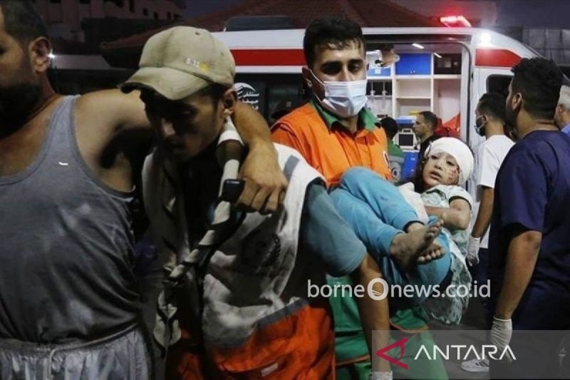 Arsip - Petugas medis membawa korban serangan Israel ke sebuah rumah sakit di Gaza. ANTARA/Anadolu Agency/am.