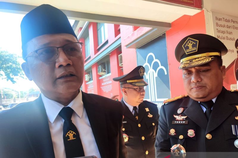 Kepala Divisi Pemasyarakatan Kanwil Kemenkumham Sulsel Yudi Suseno (kiri) didampingi Kepala Lembaga Pemasyarakatan (Lapas) Kelas I A Makassar Teguh Pamuji (kanan) menjawab pertanyaan wartawan sesuai acara penyerahan remisi HUT Ke-79 RI di Lapas Makassar, Sulawesi Selatan, Sabtu (17/8/2024). ANTARA/Darwin Fatir