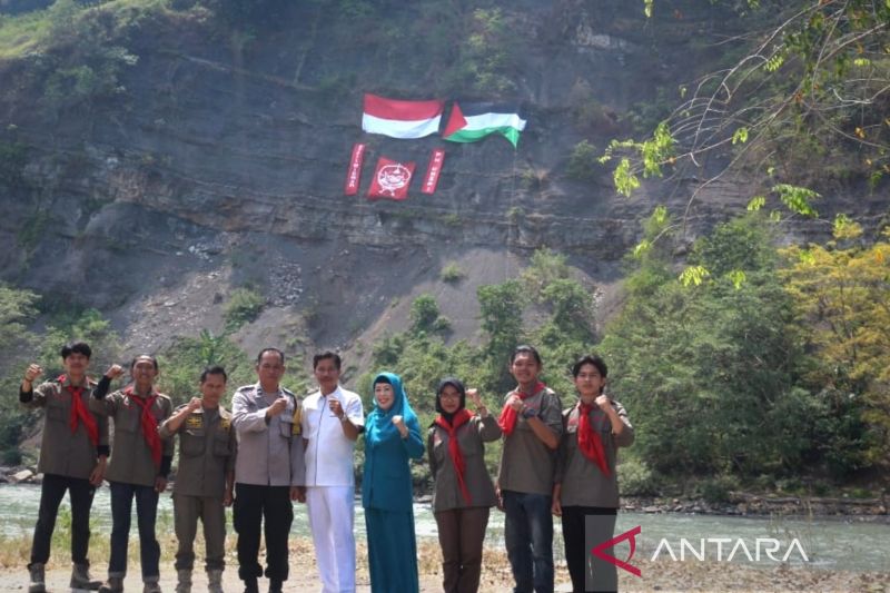 Mahasiswa Unsri Bentangkan Bendera RI-Palestina di Tebing 130 Meter