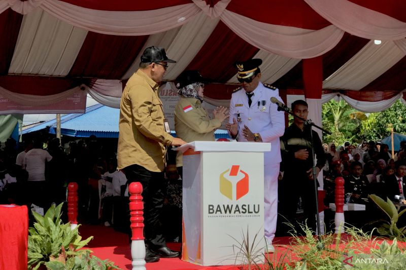 Anggota Bawaslu RI Lolly Suhenty (tengah) menekan tombol kesiapsiagaan saat Apel Siaga Pengawasan Partisipatif Pemilihan Serentak di Lapangan Sungai Nyamuk, Sebatik Timur, Kabupaten Nunukan, Provinsi Kalimantan Utara, Sabtu (17/8/2024). ANTARA/Genta Tenri Mawangi.