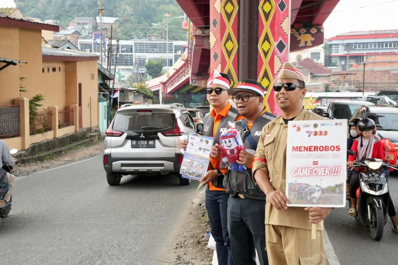 PT Kereta Api Indonesia (Persero) Divre IV Tanjungkarang menyosialisasikan merdeka dari kecelakaan di perlintasan sebidang dalam rangka HUT RI ke-79 tahun 2024, Sabtu. (ANTARA/Humas KAI Tanjungkarang)