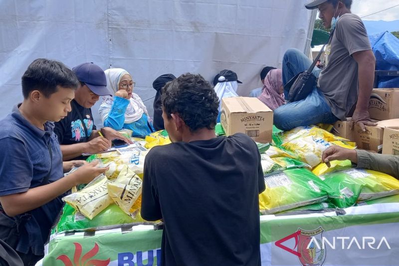 Warga Kecamatan Lindu Kabupaten Sigi membeli beras, minyak goreng, dan gula pasir di pasar murah, yang diselenggarakan Disperindag Sigi pada pelaksanaan upacara memperingati Hari Ulang Tahun (HUT) ke-79 Kemerdekaan Republik Indonesia di Lindu, Sigi, Sulteng, Sabtu (17/8/2024). ANTARA/Moh Salam