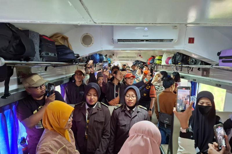 Penumpang KA Jember Nyanyikan Indonesia Raya pada Proklamasi HUT RI ke-79