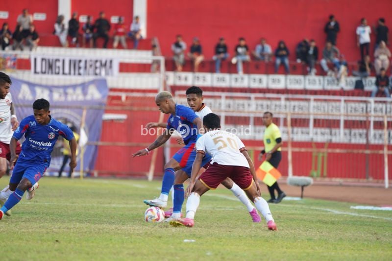 Dua pesepak bola Borneo FC Fajar Fathurrahman (belakang) dan Rivaldo Pakpahan (depan) menghadap pergerakan pesepak bola Arema FC Wiliam Marcilio (tengah), saat pertandingan di Stadion Soepriadi, Kota Blitar, Jawa Timur, Sabtu (17/8/2024). (ANTARA/HO-Arema FC)