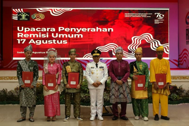 Penjabat Gubernur Riau Rahman Hadi menyerahkan remisi umum menyambut HUT RI kepada 9.912 narapidana dan anak binaan yang tersebar di berbagai Lapas, Rutan dan LPKA. ANTARA/HO-Humas Pemrov Riau