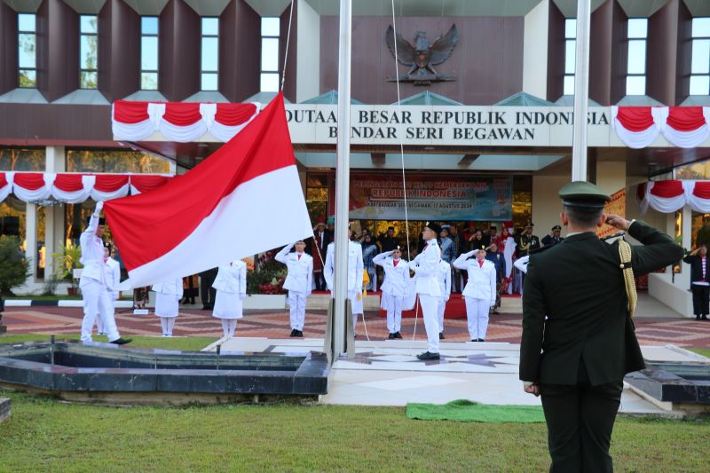 Upacara pengibaran bendera dalam rangka memperingati HUT RI ke-79 tahun di KBRI Bandar Seri Begawan, Brunei Darussalam pada Sabtu (17/8/2024). (ANTARA/HO-KBRI Bandar Seri Begawan)