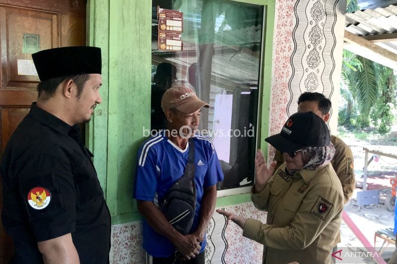 Anggota Bawaslu RI Lolly Suhenty (kanan) mengecek langsung pencocokan dan penelitian (coklit) di rumah-rumah warga yang ada di sekitar Patok Perbatasan RI-Malaysia PB-02 di Desa Aji Kuning, Sebatik Tengah, Kalimantan Utara, Sabtu (17/8/2024). ANTARA/Genta Tenri Mawangi.