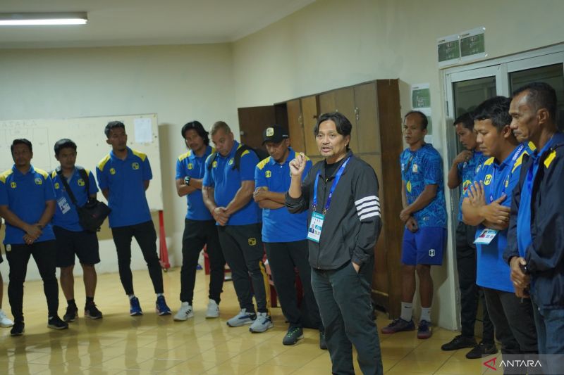 CEO Barito Putera Hasnuryadi Sulaiman (keempat dari kanan) berbicara kepada para pemain di Stadion Sultan Agung, Bantul, Jumat (16/8/2024). (ANTARA/HO/BARITO PUTERA)