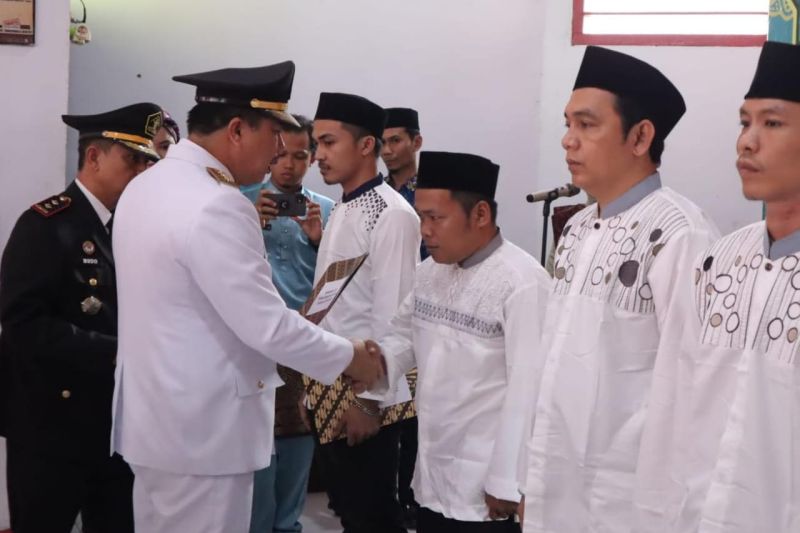 Penjabat Bupati Merangin Mukti didampingi Kepala Lapas Kelas II B Bangko Mudo Mulyanto menyerahkan remisi kepada 255 warga binaan, Sabtu (17/8/2024). (ANTARA/HO-Diskominfo Merangin)