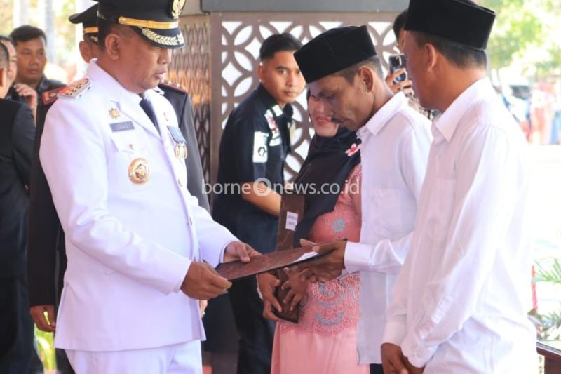 Pj Bupati Probolinggo Ugas Irwanto memberikan remisi HUT Kemerdekaan kepada WBP di Probolinggo,Jawa Timur (ANTARA/HO-Diskominfo Kabupaten Probolinggo)