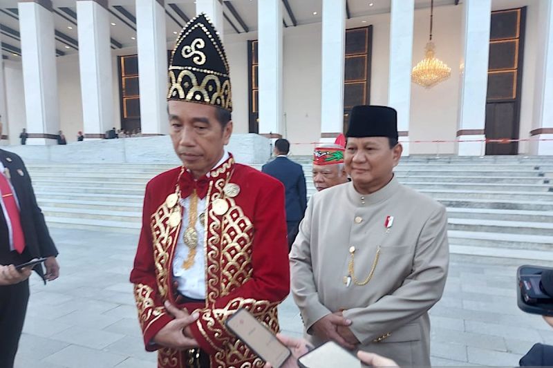 President Joko Widodo (Jokowi), accompanied by President-elect Prabowo Subianto, speaks to reporters after the Independence Day flag-lowering ceremony in Nusantara, East Kalimantan, on Saturday (August 17, 2024). (ANTARA/Andi Firdaus)