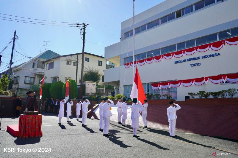 Upacara pengibaran bendera dalam rangka peringatan HUT Kemerdekaan ke-79 Republik Indonesia di halaman Sekolah Indonesia Tokyo (SIT), Jepang, Sabtu (17/8/2024). ANTARA/HO-KBRI Tokyo.