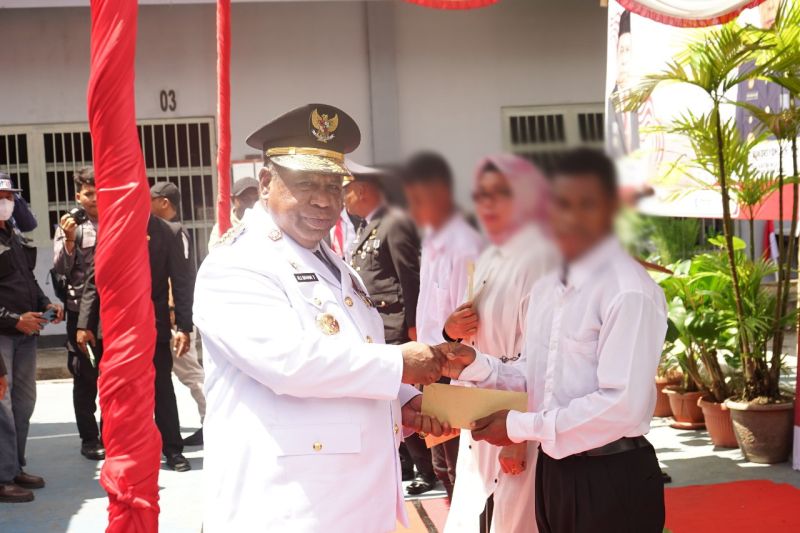 Penjabat Gubernur Papua Barat Ali Baham Temongmere menyerahkan surat keputusan pemberian remisi 17 Agustus kepada narapidana di Lapas Kelas IIB Manokwari, Sabtu. (ANTARA/Fransiskus Salu Weking)