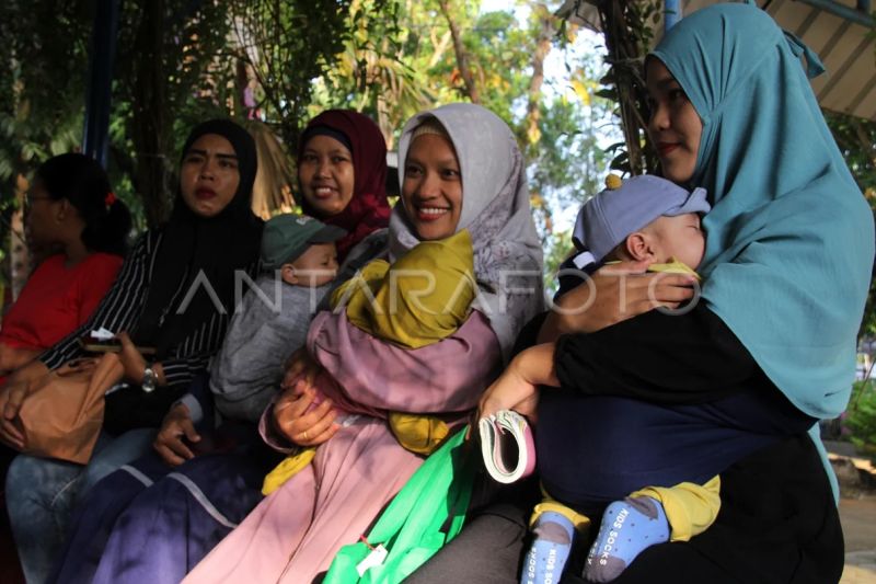 Sejumlah ibu dan anak menghadiri kegiatan Hari Pekan Menyusui Sedunia di Kota Dumai, Riau, Kamis (1/8/2024). ANTARA FOTO/Aswaddy Hamid/rwa.