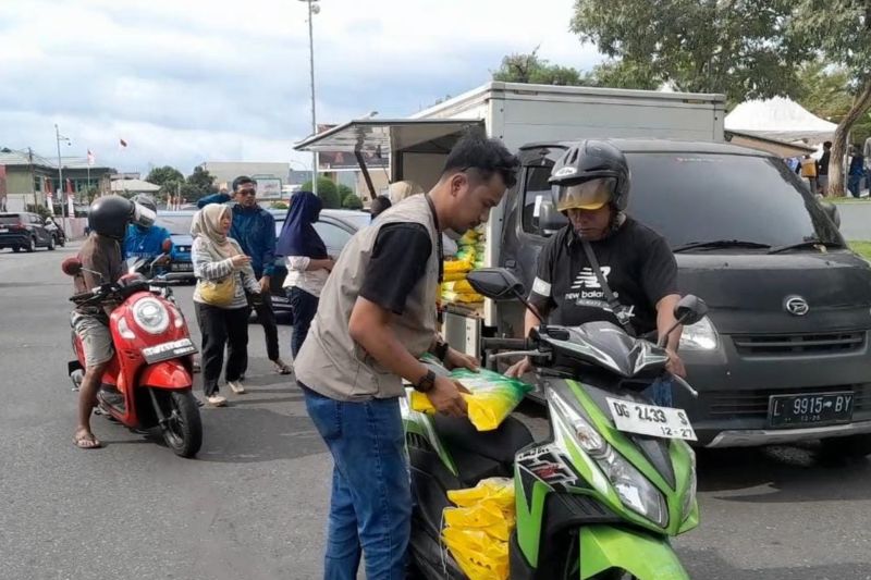 Bulog Ternate sediakan stok pangan menggunakan mobil back up di Kawasan Landmark Ternate, di Kelurahan Muhajir, Kecamatan Ternate Tengah di momentum HUT Kemerdekaan, Sabtu (17/8/2024). (ANTARA/Abdul Fatah)