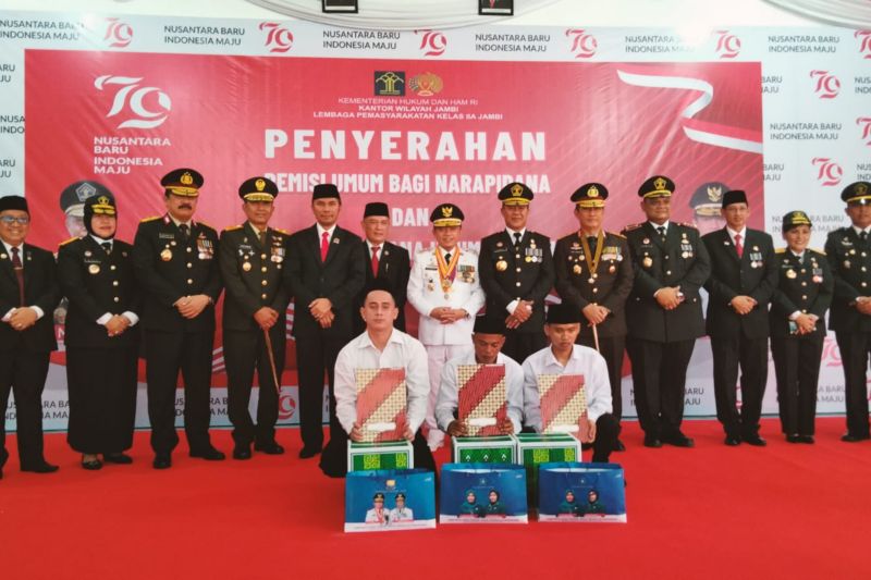 Gubernur Jambi didampingi Kepala Kantor Wilayah Kementerian Hukum dan HAM Jambi M Adan menyerahkan remisi kepada 3.636 warga binaan, Sabtu (17/8/2024). (ANTARA/HO-Diskominfo Jambi)